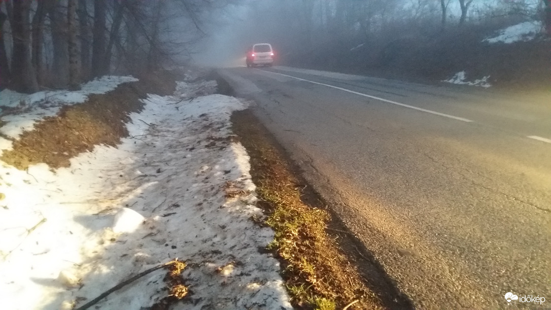 Zúzmara hullott. ..