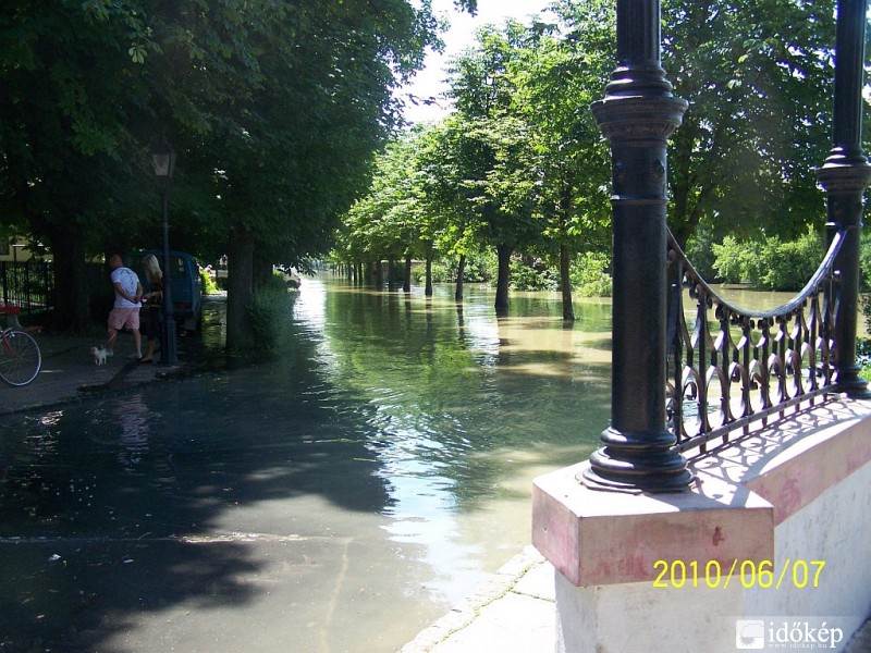 Vác zenepavilon a sétányon