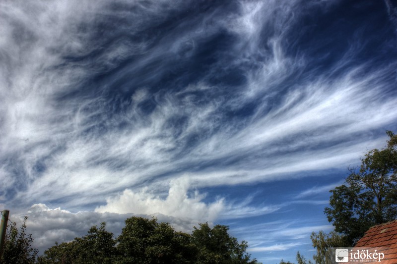 Fátyolfelhős égbolt (HDR) 