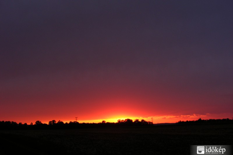 Záporfényes naplemente