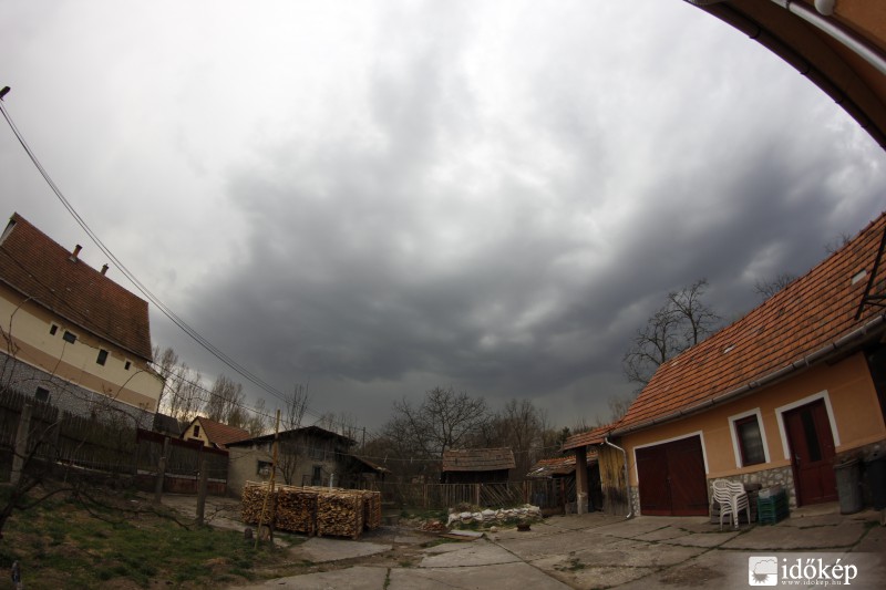 Az idei év első zivatara