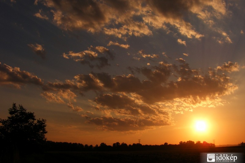 Korai naplemente a falu határában