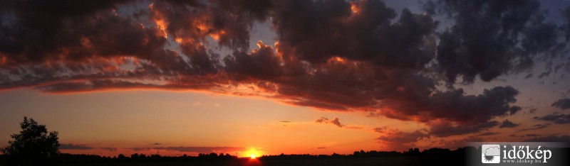 Gomolyfelhős naplemente