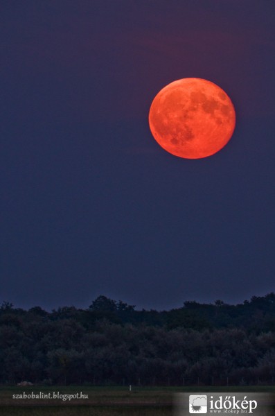 A mai hold kelte Szegedről nézve.