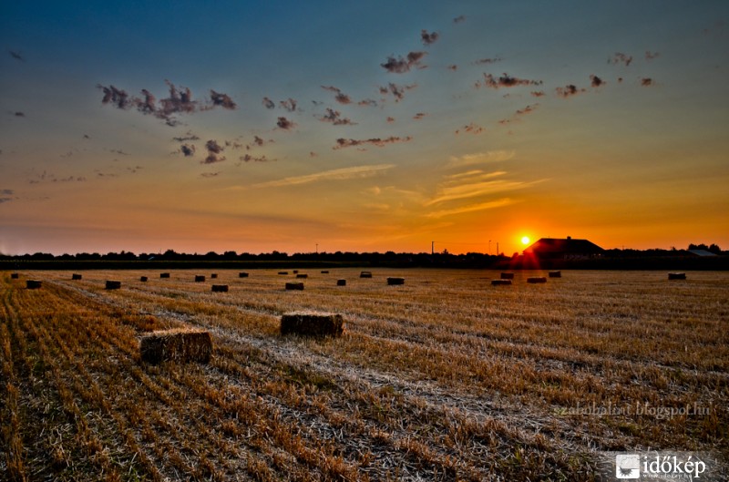 Naplemente aratás után az Alföldön