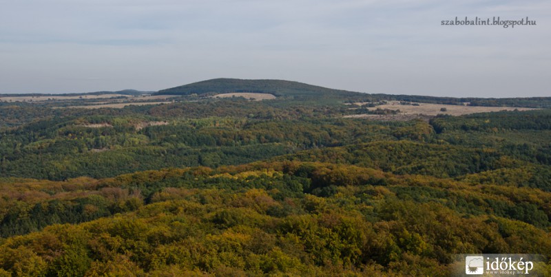 Kilátás Salgó várából, háttérben a Medves-fennsík.