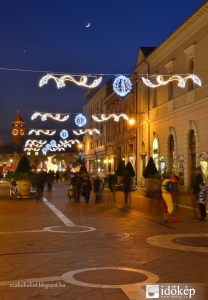Ünnepi világítás a szegedi Kárász utcán. Valamint a Hold és a Vénusz együttállása