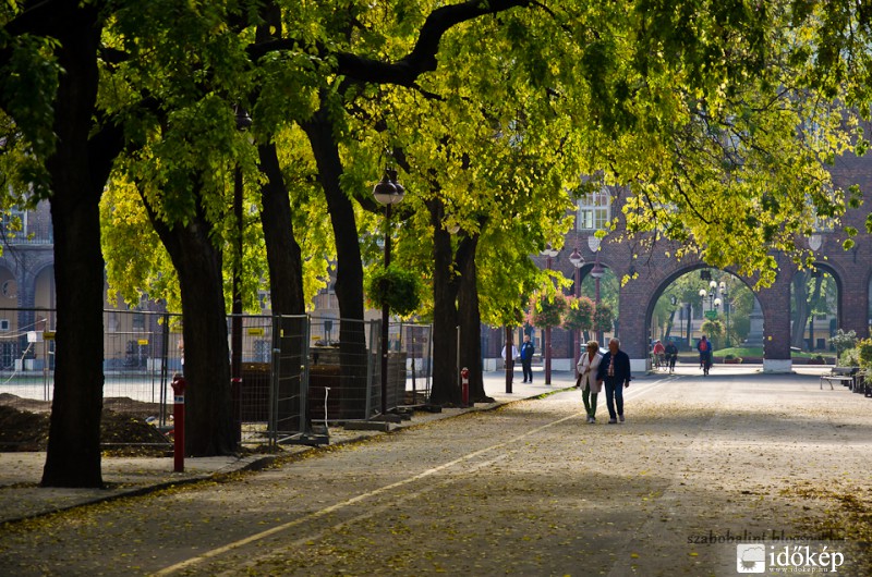 Őszi séta a szegedi Dóm téren