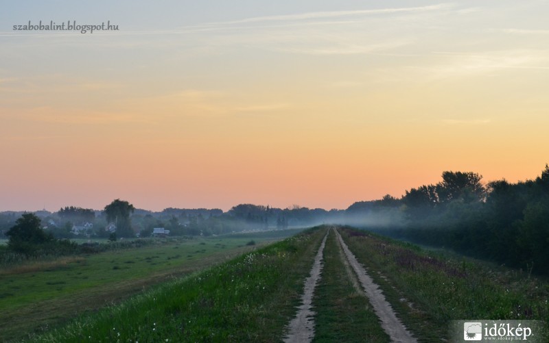 Ma hajnalban a Tisza töltésen.