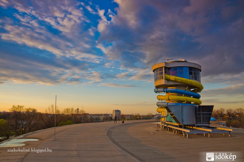 Szegedi Napfényfürdő napnyugtakor.