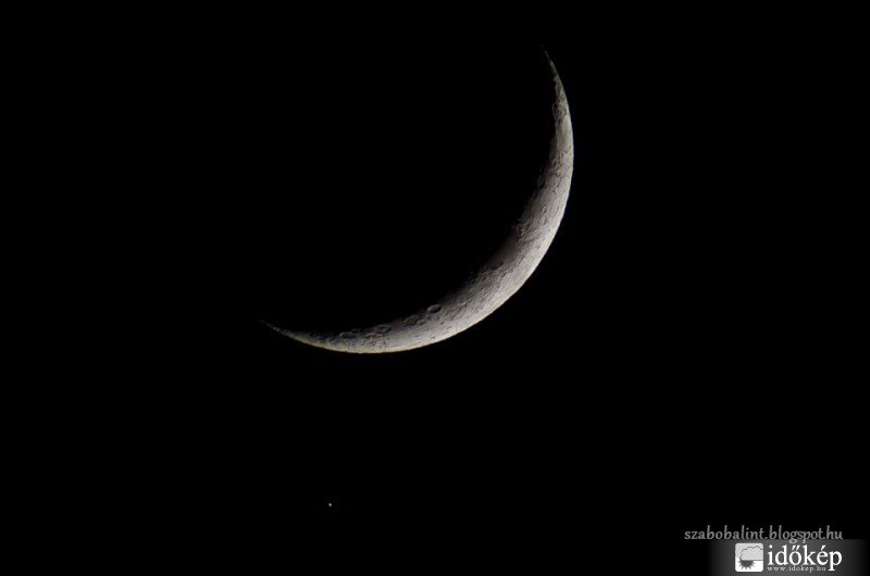 A Holdsarló és az Aldebaran (Bika csillagkép) szoros együttállása ma este.
