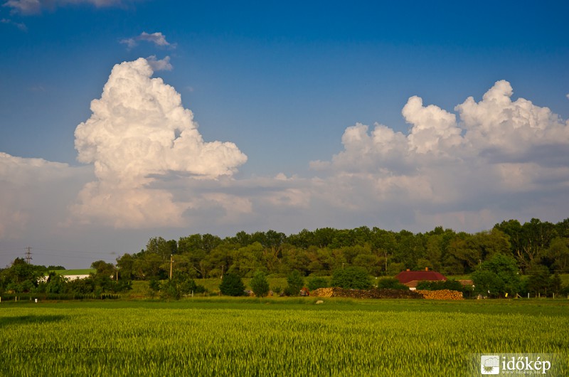 Tornyosuló zivaterfelhők.