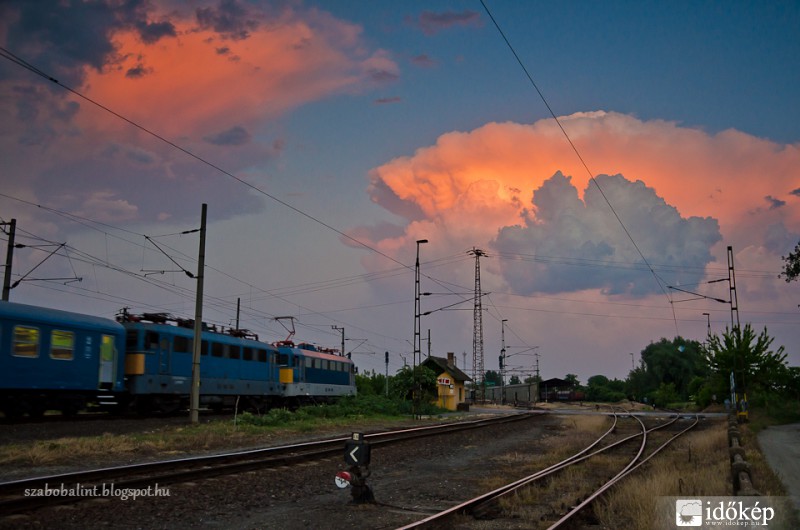 A lenyugvó Nap által megfestett zivatarfelhők Szegeden.