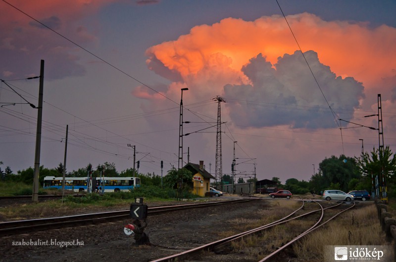 A lenyugvó Nap által megfestett zivatarfelhők Szegeden.