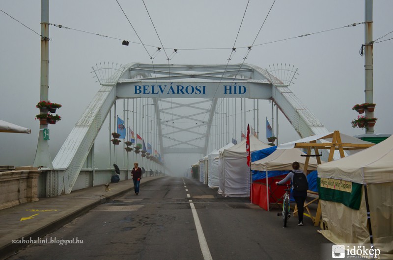 Ködös időre ébredt ma Szeged és a XVI. Hídivásár.