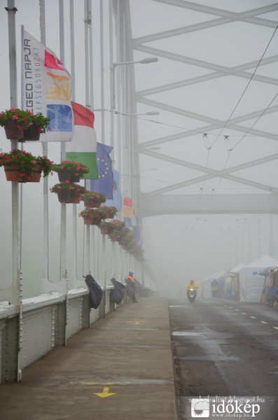 Ködös időre ébredt ma Szeged és a XVI. Hídivásár.
