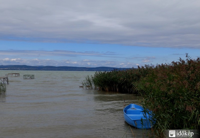 égszínkék csónak