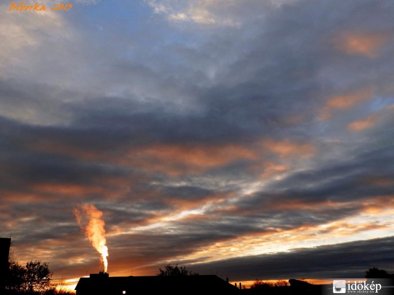 füstölgős napkelte