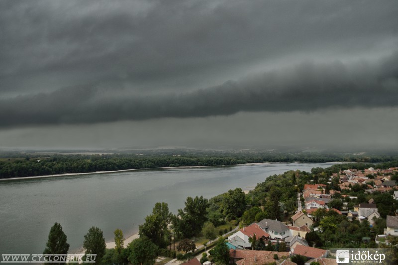 Görgőfelhő Esztergom felett