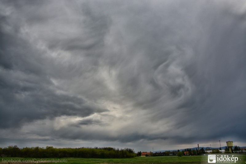 Megcsavarodott égkép