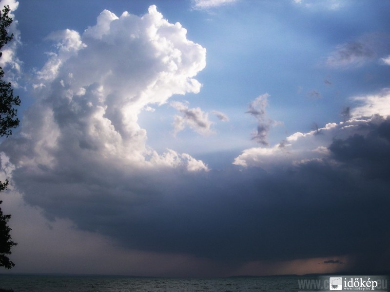 Régi fotó a Balatonról ahogy érkezik a vihar