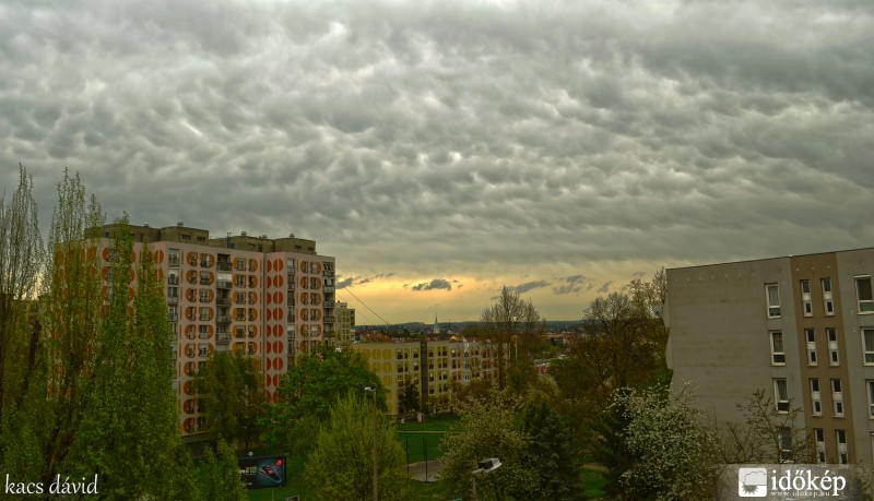 Áprilisi mammák Kaposvár felett