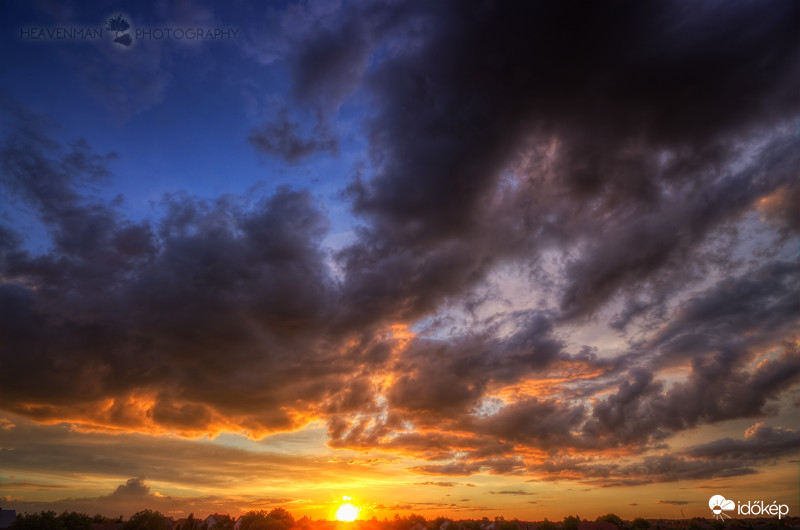 Pompás felhők napnyugtakor