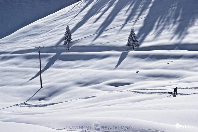 Kisgyerek nagy hóban