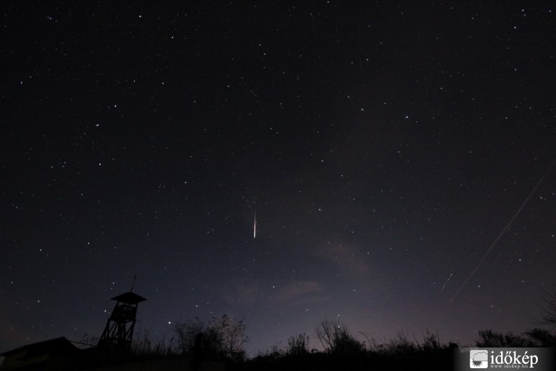 -3-as Taurida meteor a hajnali égen (2010-11-06)