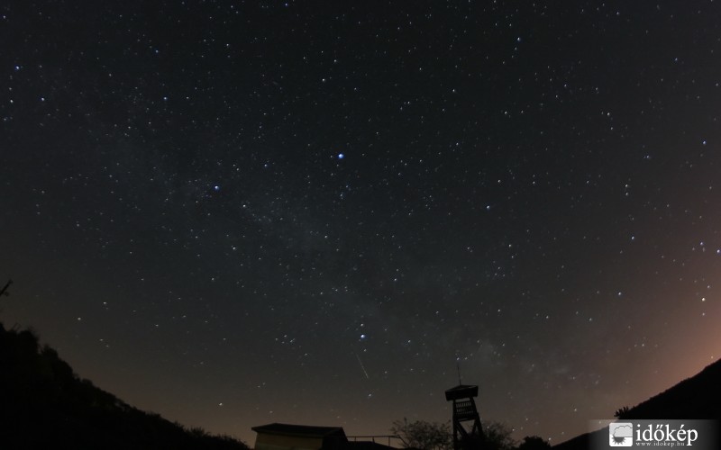 Meteor a hajnali égen