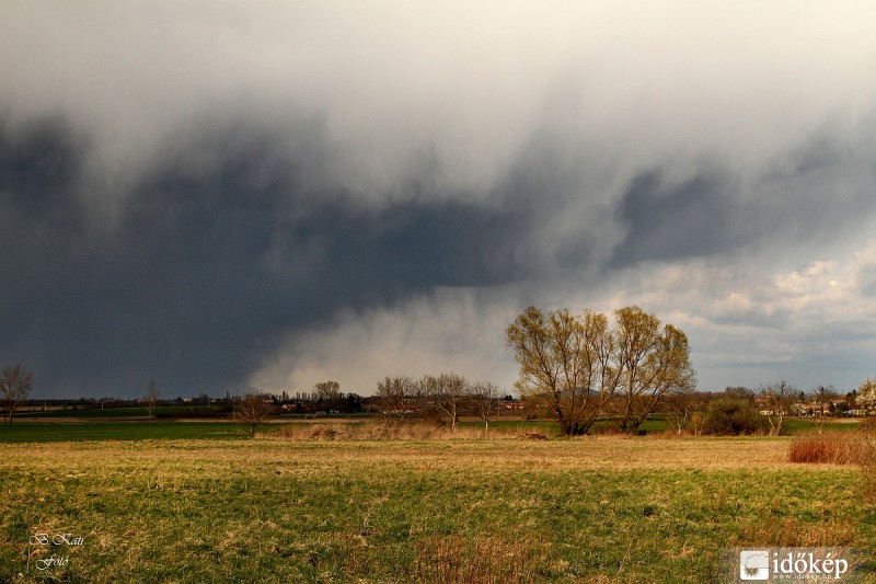 Gyönyörű felhőket kerget a szél...
