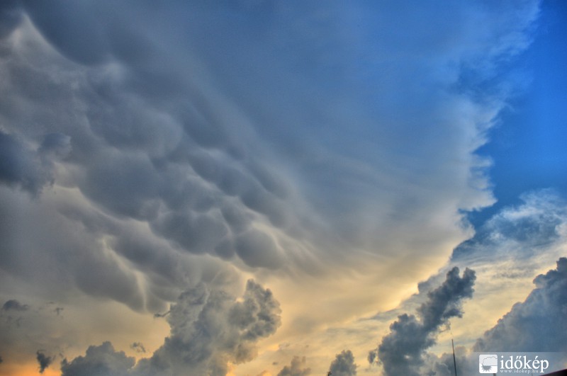Mammatusok Mezőkövesd felett
