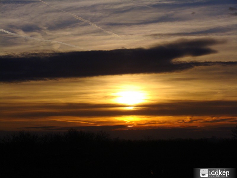 Mintha egy fekete kéz varázsolná elő a napot! :)