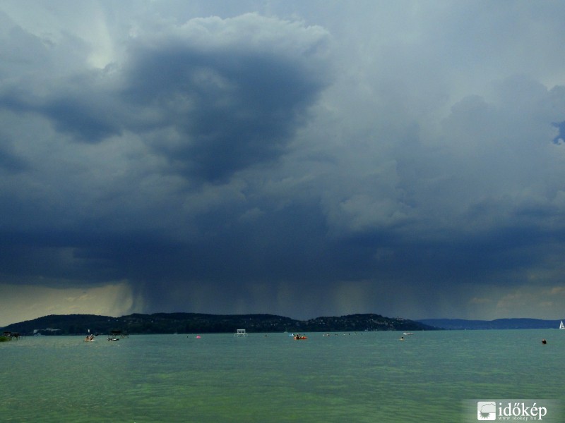 Egy "kis" zivatar Tihanyban Zamárdiból nézve!