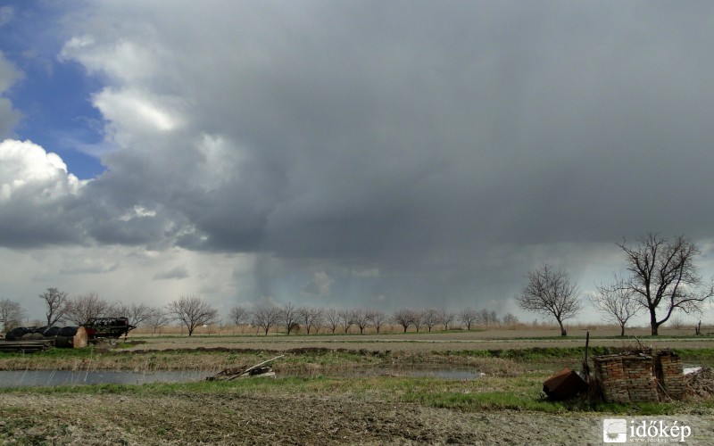 Bátyan átvonuló jégeső felhőzete