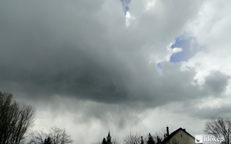 Bátyan átvonuló jégeső felhőzete