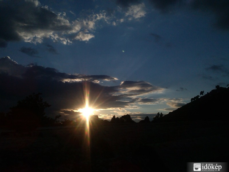 Május utolsó naplementéjének utolsó sugarai 2