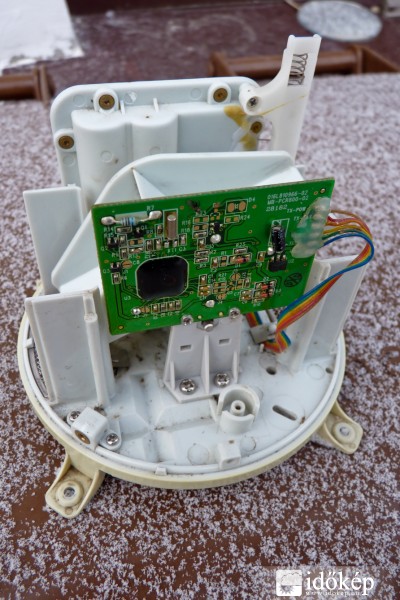 Oregon Scientific WMR 200 csapadékmérőjének a belseje