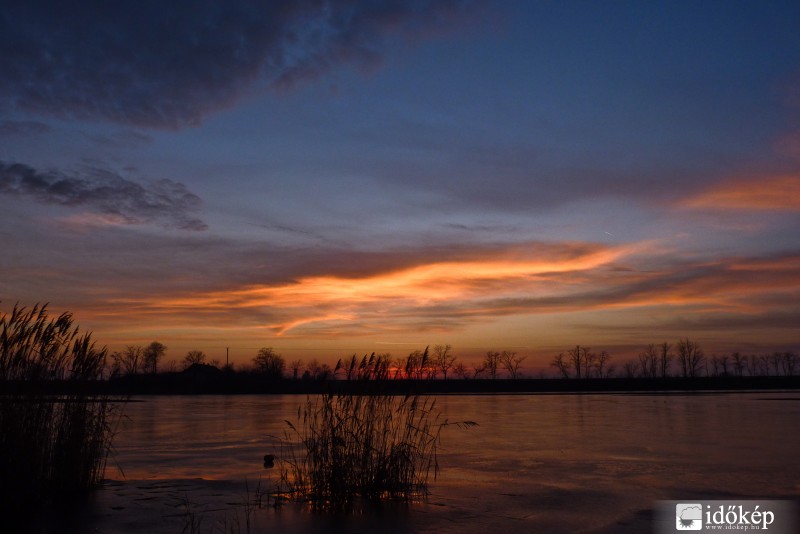 Naplemente a tó partjáról