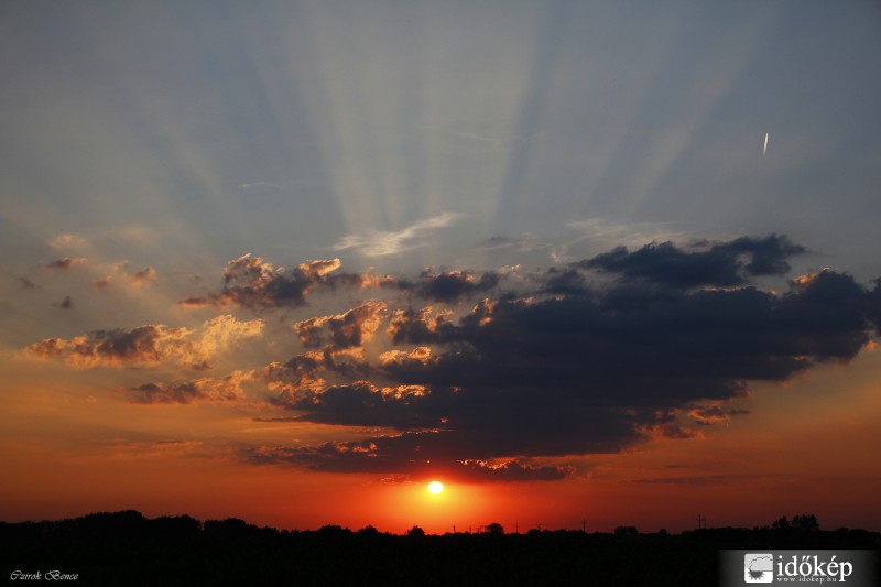 Egy forró nap utáni naplemente