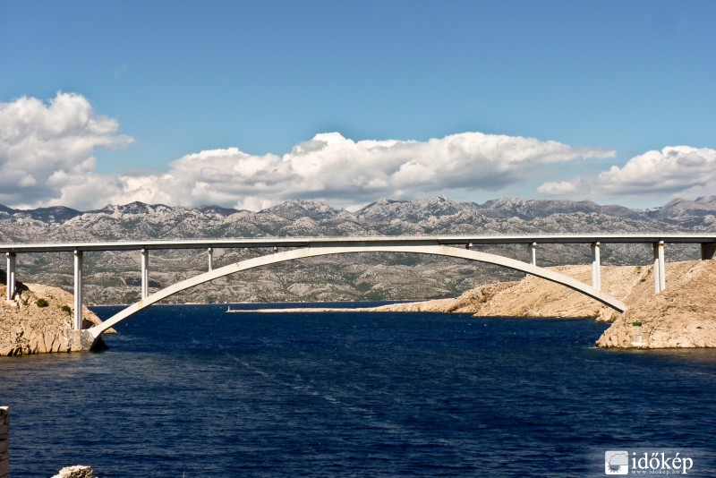 Pag szigeti Paski viadukt a Velebit hegységgel