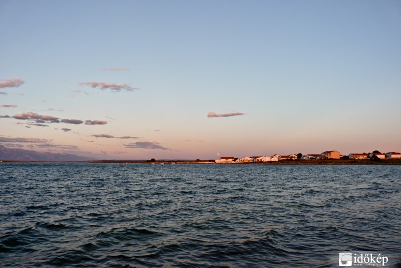 Holdkelte repülőgép alakú felhővel