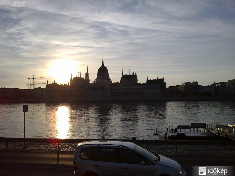 Batthyány tér - napfelkelte fényében a Parlament