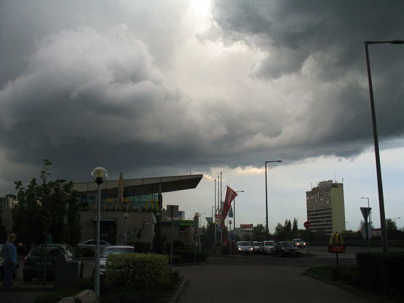 Zivatar az M1-M7 kivezető szakaszánál