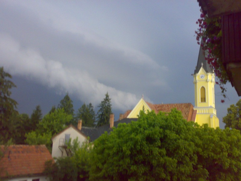 Érkezik
