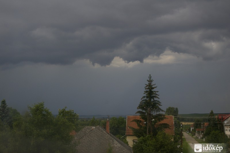 Közeledik