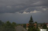 Közeledik
