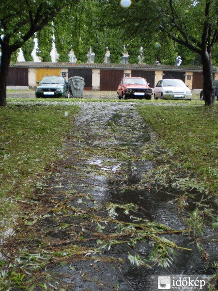 Jégeső és felhőszakadás után