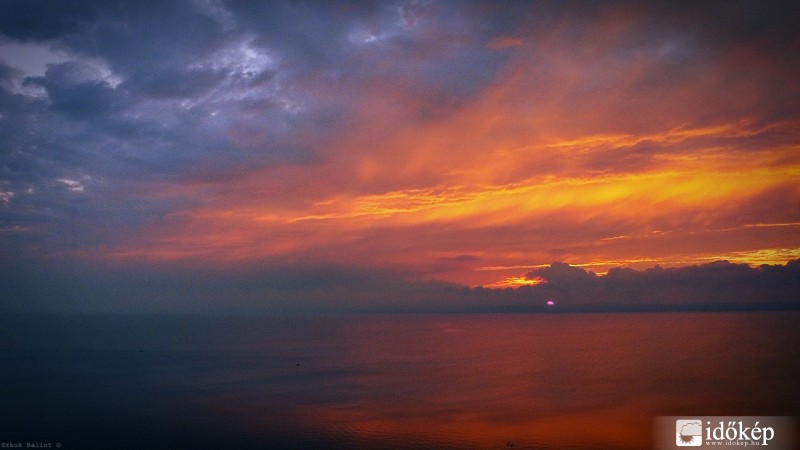 Naplemente a magaspartról