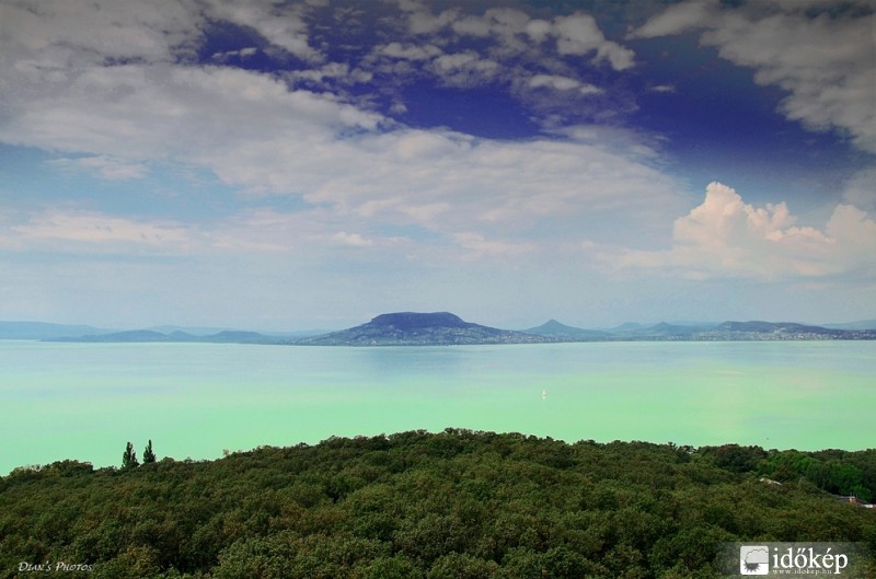 Az északi part és a Balaton-felvidék látképe a magasból